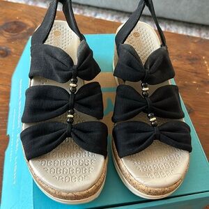 Woman’s Bzees Roma, Black Fabric, size 8W